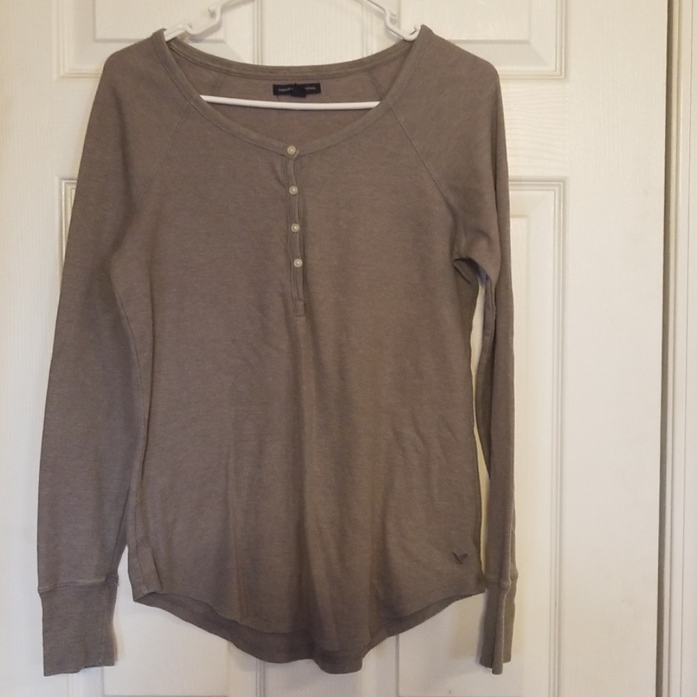 I am selling a gray long sleeve American Eagle
